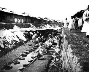1900年，韩国，在户外洗衣服 作者 不明