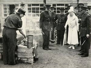 看着ATS女孩上班... 1941年，1941年，阿尔德肖特的军队烹饪学校。 作者 不明