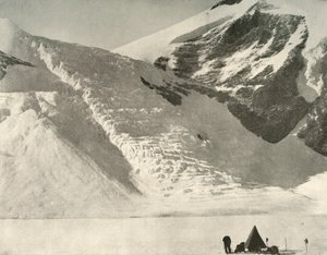 西方党派于12月28日在大教堂岩石上的悬挂冰川下扎营，1909年 作者 不明