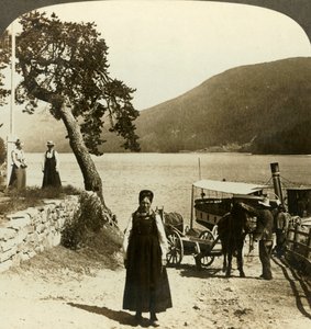 当汽船在蒂诺塞特码头（Tinoset Pier）停靠时-穿越廷斯霍（Tinsjo）到山上的景色，挪威，大约1905年。 作者 不明