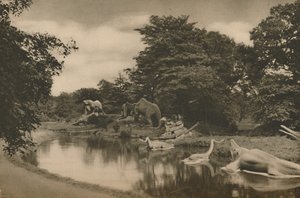 史前野兽在宫殿地面上的湖边潜伏着，大约在1935年。 作者 不明