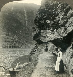 大约在1905年，挪威内罗峡湾的水在陡峭的悬崖下蜿蜒的道路上蔓延。 作者 不明