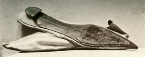 白色缎面婚礼拖鞋，1800年，1937年。 作者 不明