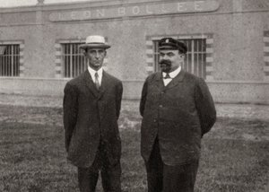 美国飞行员Wilbur Wright和法国发明家兼汽车制造商Leon Bollee，1908年 作者 不明