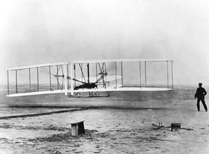 1903年12月17日，威尔伯和奥维尔·赖特（Wilbur and Orville Wright）进行首次动力飞行，北卡罗莱纳州 作者 不明