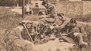1940年，最新型训练机器中的无线操作员 作者 不明