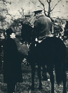 1913年和1945年，乔治五世国王参加军事演习。 作者 不明