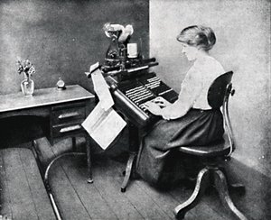 1917年，单色键盘上的女操作员 作者 不明