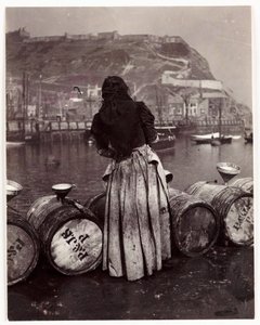 女人和桶，惠特比港，约 1905 年 作者 不明