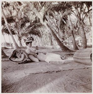 躺在棕榈树下的女人，c 1911 作者 不明