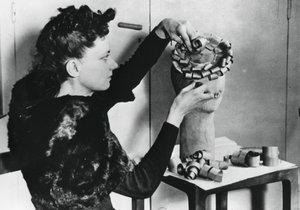 1941年4月，德国占领法国的妇女用刨花做帽子 作者 不明