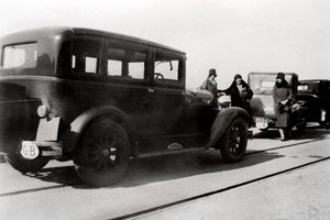 妇女和停放的汽车，1930年 作者 不明