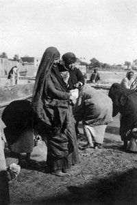 伊拉克巴格达底格里斯河上的妇女取水，1917-1919年 作者 不明
