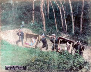 妇女穿着马甲前往日本神户玛雅山月亮寺 作者 不明
