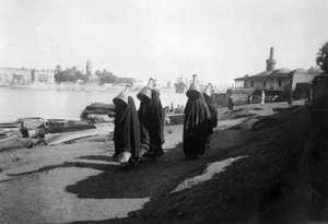 妇女载水船，伊拉克巴格达底格里斯河，1917-1919年 作者 不明