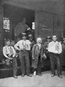 1914年乘火车前往法国的医院时，受伤的法国士兵 作者 不明