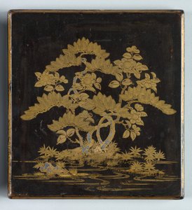 带有松木，茶花和竹制盖设计的信箱Suzuribako，1400年代。 作者 不明