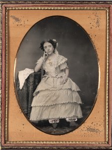 灯笼裤的年轻女子，c。 1855年。 作者 不明