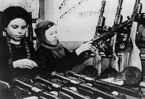 1943年，年轻的女孩在一家俄罗斯工厂组装机枪 作者 不明