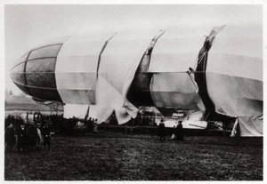 齐柏林飞艇LZ2毁灭之后，1906年1933年 作者 不明