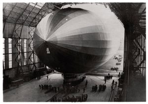 Zeppelin LZ 127 Graf Zeppelin进入机库，1933年 作者 不明