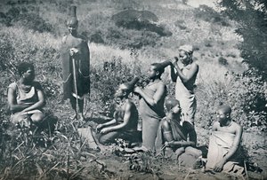祖鲁族姑娘的美发，1912年 作者 不明