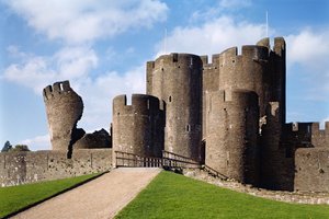 卡菲利城堡，外观显示桥梁和斜塔，英国学校，（13世纪），完成1277年，格拉摩根，威尔士 作者 未知未知