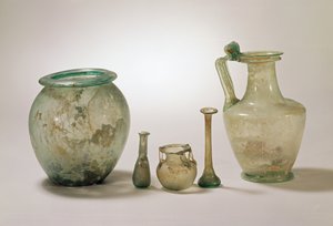 罗马玻璃的集合：cinerary urn; 1至4世纪的埋葬玻璃器皿和水壶