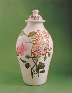 被覆盖的不透明的白色玻璃瓶子中国potiche形式，c.1760