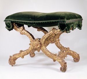 French Regency（1700-1720）X-frame凳子，带有软垫座椅的镀金木，叶子和火焰图案，交叉路口的向日葵