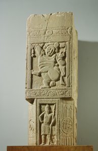 绿色石灰石支柱与跳舞的矮人和Scythian士兵，Nagarjunakonda，AP，公元3世纪 作者 未知未知