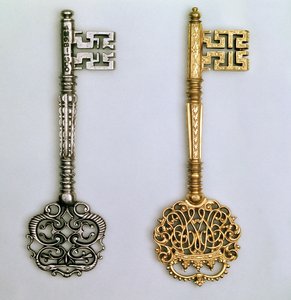 从左到右的钥匙：典型的张伯伦设计融合了皇家密码，18世纪初的镀金。钢铁18世纪 作者 未知未知