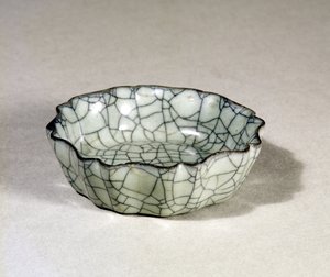 Sung Dynasty（960-1279）Kuan洁具刷子，有八个叶片和扇形边缘