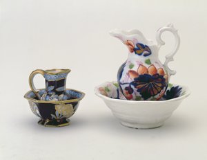 左：皇冠斯塔福德郡水壶和盆地右：威尔士栏杆壶和盆（陶瓷） 作者 未知未知