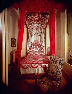 Melville State Bed，c.1700（松树覆盖着深红色丝绸热那亚天鹅绒，内衬白色中国丝绸锦缎）