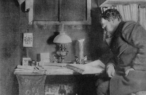 OttoNordenskjöld在他的办公桌，南极洲雪山，1901-03 作者 未知未知