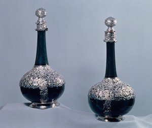 对葡萄酒瓶安装在银，1689年