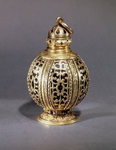 Pomander装饰着追逐的黑色珐琅，银色镀金，可能是英国的，1580年