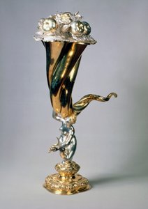 银色镀金站立杯形状的聚宝盆与repousse装饰由DT Moye，汉堡，17世纪初 作者 未知未知