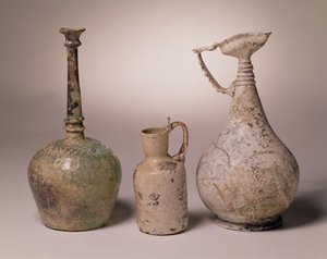 10至11世纪喷水瓶模具吹制玻璃; 10至12世纪，带有天鹅颈手柄的水壶; ewer，6-8世纪 作者 未知未知
