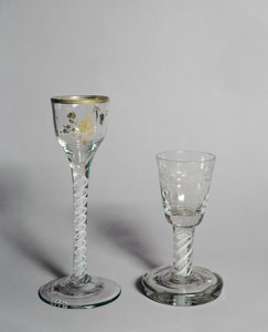 带镀金装饰的酒杯，烧制玻璃碗和不透明的扭曲杆，c.1760