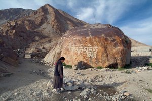 印度拉达克Tangtse，一名拉达克村妇女从公共管道中取水（照片）。 作者 不明