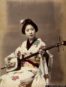 演奏三味线的艺妓（彩色照片） 作者 未知艺术家