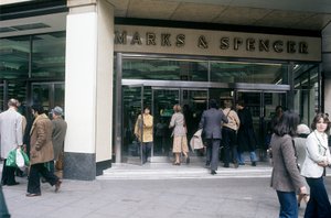 牛津街街景，英国伦敦玛莎百货公司入口处 作者 未知艺术家
