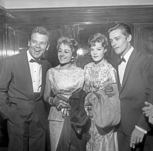 演员 Renato Salvatori、Annie Girardot、Romy Schneider 和 Alain Delon 在第 21 届威尼斯电影节（黑白照片）