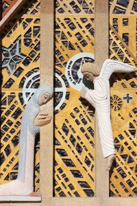法国Hyeres的Notre-Dame de Consolation教堂的报喜雕塑，由Raymond Vaillant设计。 作者 不明