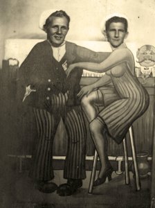 两名美国水手的拱廊照片，约 1939 年（黑白照片） 作者 Juste Lisch