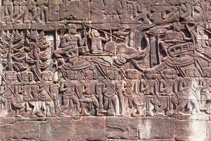 巴戎寺西侧描绘高棉士兵行军的浮雕，柬埔寨吴哥考古遗址（照片） 作者 未知艺术家