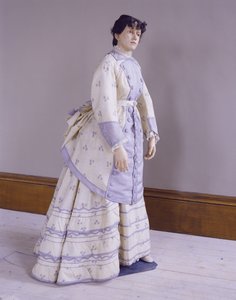 Bustle dress of warp-printed alpaca, c.1872-4 作者 不明