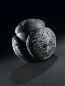 来自公元前3000年新石器时代阿伯丁郡Towie的玻璃山的雕刻球 作者 不明